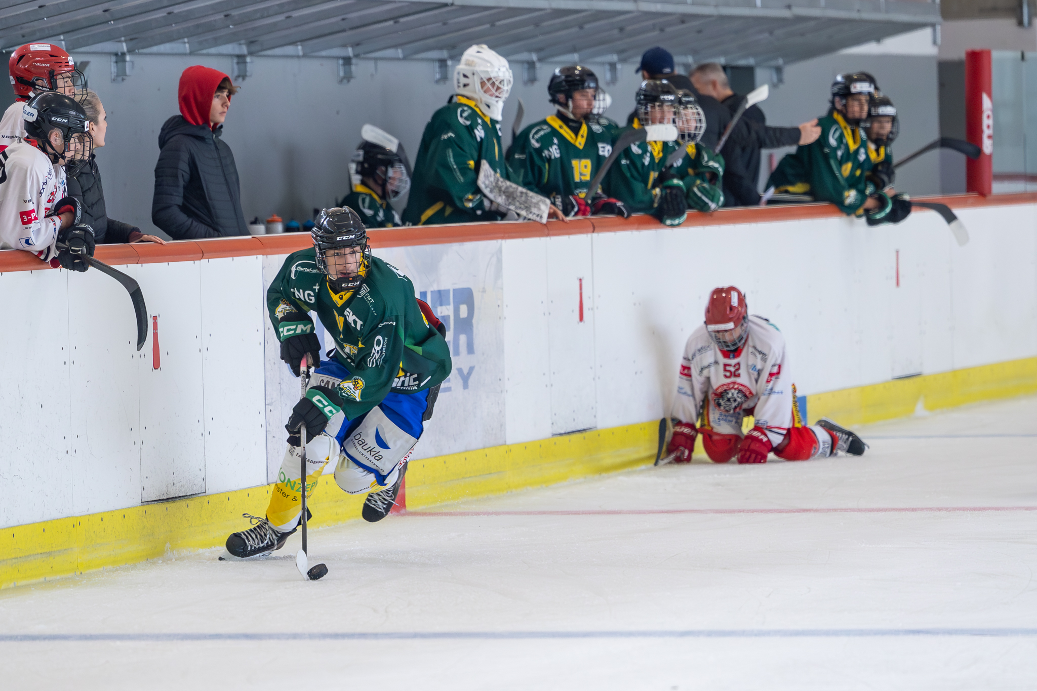 Liam in Action an der Bande.